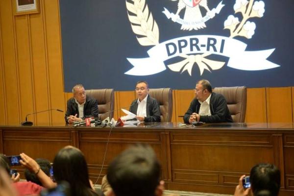 Wakil Ketua DPR RI Sufmi Dasco Ahmad (tengah), Cucun Ahmad Syamsurijal (kanan), dan Saan Mustopa (kiri). Foto: dpr 