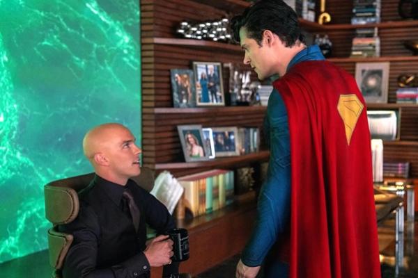 Nicholas Hoult dan David Corenswet dalam `Superman`. (FOTO: WARNER BROS.) 