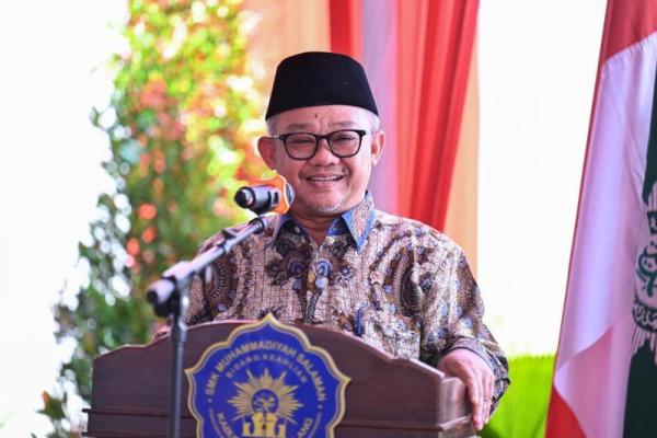 Mendikdasmen Abdul Mu`ti memberi sambutan saat menghadiri peletakan batu pertama pembangunan Kampus 3 SMK Muhammadiyah Salaman, Kabupaten Magelang, Jawa Tengah, Jumat (Foto: Ist/Humas Kemendikdasmen) 