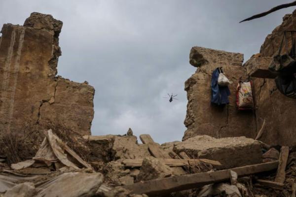 Sebuah helikopter militer Taliban terbang membawa korban luka akibat gempa bumi pada hari Minggu, di Mazar Dara, Provinsi Kunar, Afghanistan, 2 September 2025. REUTERS 