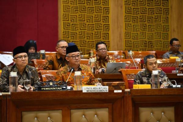 Mendikdasmen Abdul Mu`ti dalam Rapat Kerja bersama Komisi X DPR RI (Foto: Ist/Humas Kemendikdasmen) 