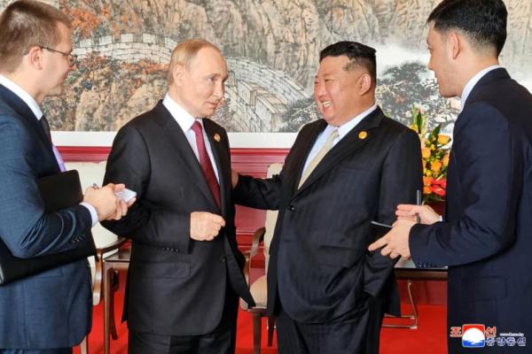 Pemimpin Korea Utara Kim Jong Un bertemu Presiden Rusia Vladimir Putin di Beijing, Tiongkok, dalam gambar yang dirilis oleh Kantor Berita Pusat Korea, 3 September 2025. KCNA via REUTERS 
