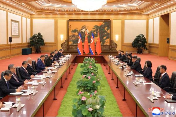 Pemimpin Korea Utara Kim Jong Un dan Presiden Tiongkok Xi Jinping menghadiri pertemuan puncak bilateral di Beijing, Tiongkok, 4 September 2025. KCNA via REUTERS 