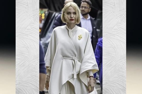 Angelina Jolie tampil dengan rambut bob pirang pendek di lokasi syuting film barunya, `Anxious People`, Kamis (4/9/2025) di London. (FOTO: BACKGRID) 
