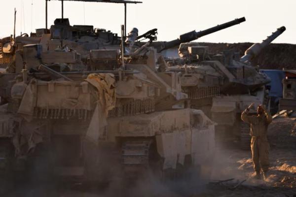 Seorang tentara Israel mengarahkan tank di dekat perbatasan dengan Gaza, di Israel, 4 September 2025. REUTERS 