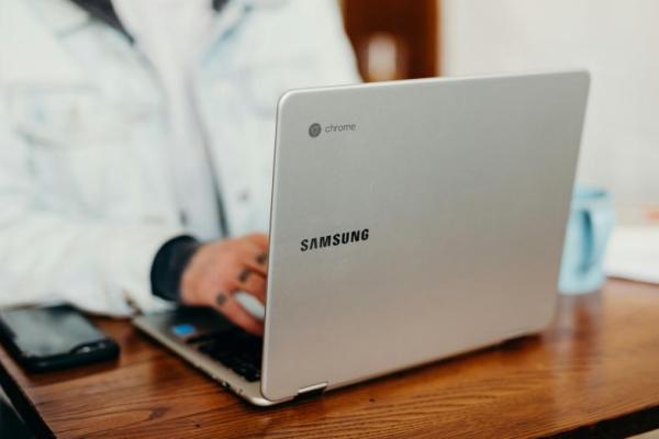 Ilustrasi penggunaan laptop Chromebook (Foto: Unsplash/Brooke Cagle) 