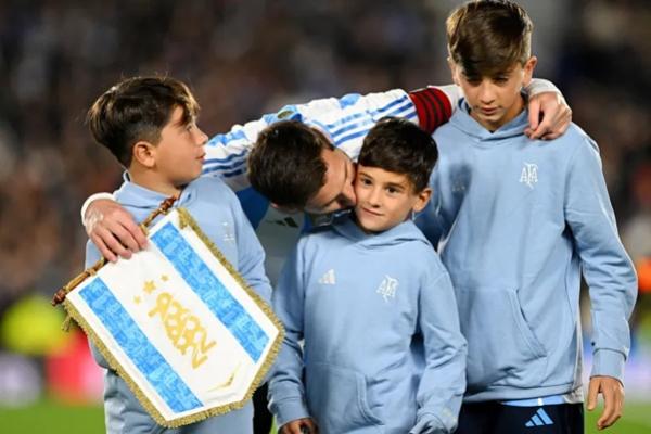 Lionel Messi dari Argentina bersama anak-anaknya di lapangan sebelum kualifikasi Piala Dunia melawan Argentina. (FOTO: REUTERS) 