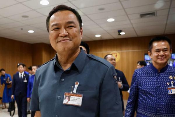 Wakil Perdana Menteri sementara Thailand, Anutin Charnvirakul, dan anggota parlemen Partai Bhumjaithai menghadiri konferensi pers di gedung parlemen di Bangkok, Thailand, 15 Agustus 2024. REUTERS 