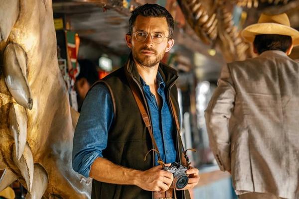 Jonathan Bailey sebagai paleontolog Dr. Henry Loomis di JURASSIC WORLD REBIRTH. (FOTO: UNIVERSAL PICTURES) 
