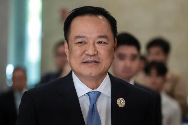 Pemimpin Partai Bhumjaithai dan calon perdana menteri, Anutin Charnvirakul, tiba di parlemen menjelang pemungutan suara perdana menteri baru, di Bangkok, Thailand, 5 September 2025. REUTERS 