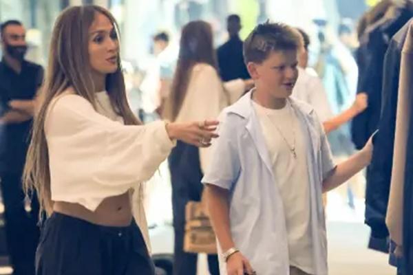 Jennifer Lopez mengajak putra Ben Affleck dan Jennifer Garner berbelanja di Beverly Hills, Sabtu (7/9/2025). (FOTO: BACKGRID) 