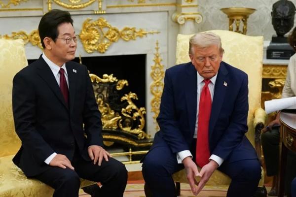 Presiden AS Donald Trump dan Presiden Korea Selatan Lee Jae-myung selama pertemuan di Gedung Putih, 25 Agustus 2025. (FOTO: EPA) 