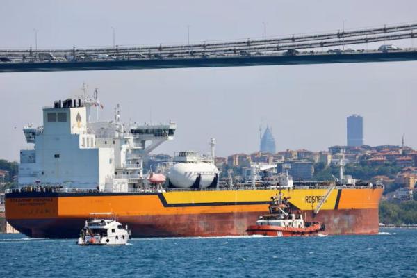 Kapal tanker minyak mentah berbendera Rusia milik Rosneft, Vladimir Monomakh, melintasi Selat Bosphorus di Istanbul, Turki, 6 Juli 2023. REUTERS 