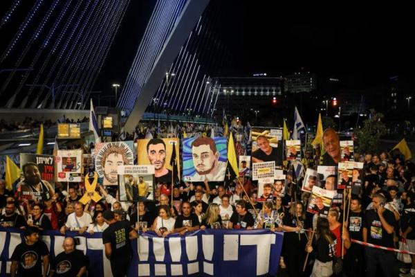 Demonstran Israel berpartisipasi dalam unjuk rasa menuntut pembebasan segera para sandera yang diculik oleh Hamas, dan diakhirinya perang di Gaza, di Yerusalem, 6 September 2025. REUTERS 