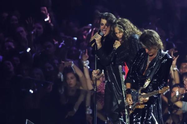 Aerosmith dan Yungblud Beri Penghormatan kepada Ozzy Osbourne di MTV VMA 2025. (FOTO: GETTY IMAGE) 