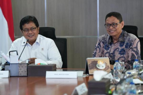 Wamentrans saat saat melakukan rapat koordinasi dengan Wakil Menteri ESDM Yuliot Tanjung (Foto: Humas Kementrans) 