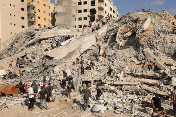 Warga Palestina memeriksa lokasi serangan udara Israel yang menghancurkan sebuah bangunan tempat tinggal di Kota Gaza, 6 September 2025. REUTERS 