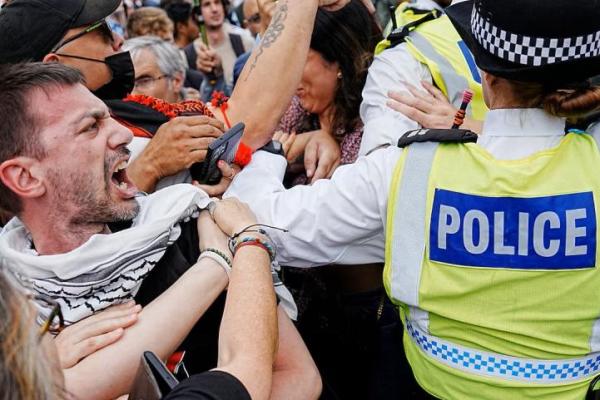 Seorang pria bereaksi saat petugas polisi bersiaga selama aksi unjuk rasa menentang larangan pemerintah Inggris atas Palestine Action, di Parliament Square, London, Inggris, 6 September 2025. REUTERS 