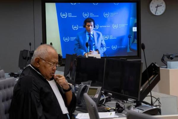 Mantan Presiden Filipina Rodrigo Duterte terlihat di layar di ruang sidang Mahkamah Pidana Internasional bersama pengacaranya Salvador Medialdea, di Den Haag, Belanda, Jumat, 14 Maret 2025. Foto via REUTERS 