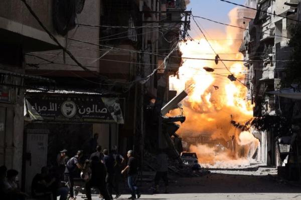 Asap dan api mengepul saat serangan udara Israel menghantam sebuah rumah di Kota Gaza, 7 September 2025. REUTERS 