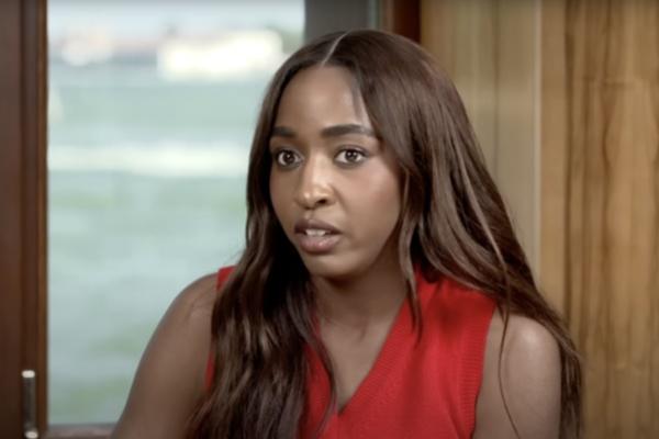 Reaksi Ayo Edebiri saat diwawancarai jurnalis Italia Federica Polodoro tentang gerakan Me Too dan Black Lives Matter. (FOTO: YOUTUBE) 