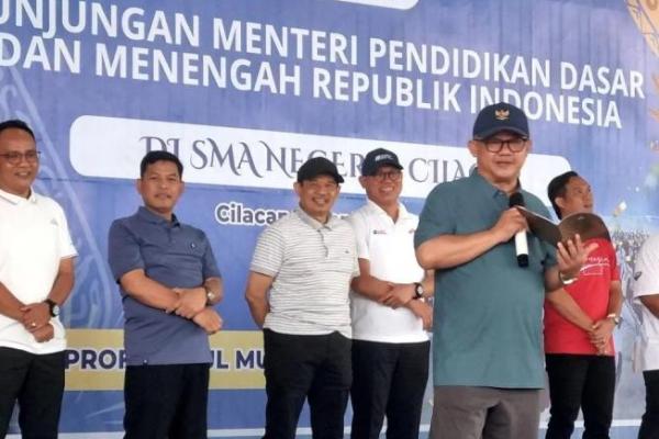 Menteri Pendidikan Dasar dan Menengah (Mendikdasmen) Abdul Mu`ti saat kunjungan ke Cilacap Jawa Tengah (Foto: ANTARA/Hana Kinarina) 