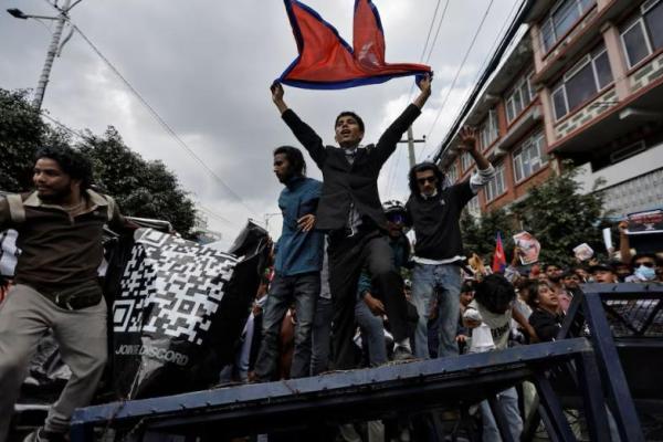 Demonstran meneriakkan slogan-slogan sambil berdiri di barikade dalam protes menentang korupsi dan keputusan pemerintah untuk memblokir beberapa platform media sosial, di Kathmandu, Nepal, 8 September 2025. REUTERS 