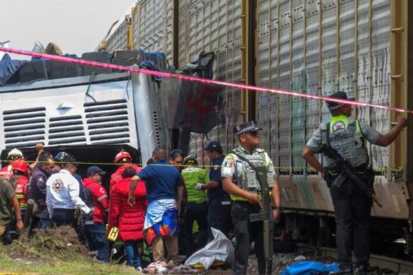 Pihak berwenang bekerja di lokasi kejadian bus penumpang ditabrak kereta api saat mencoba menerobos rel, di Atlacomulco, Meksiko, 8 September 2025. REUTERS 