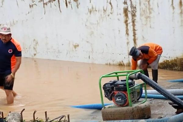 Petugas BPBD Kabupaten Pesisir Barat saat menyedot air sisa banjir di pemukiman warga (Foto: BPBD Pesisir Barat via ANTARA) 