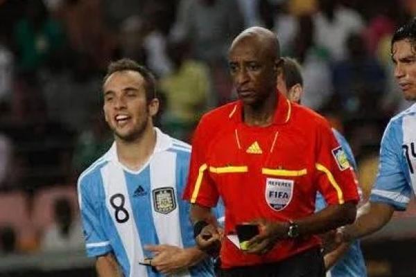 Mantan wasit sepak bola, Ibrahim Chaibou yang mendapatkan julukan wasit paling `korup` dalam sepak bola (Foto: Sportsnet) 