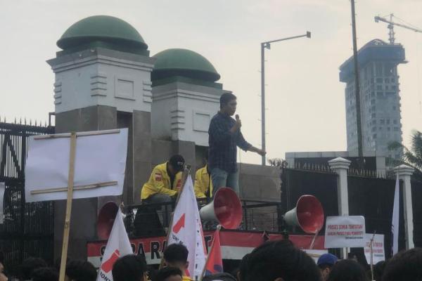 Orator demonstrasi saat menyampaikan orasinya di depan gerbang utama MPR/DPR RI (Foto: Habib/Katakini.com) 
