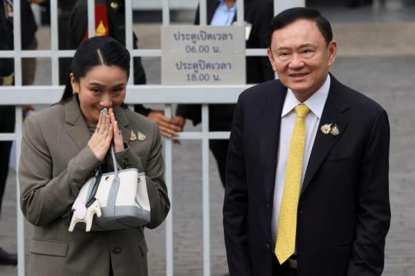 Mantan Perdana Menteri Thailand Thaksin Shinawatra dan mantan Perdana Menteri Thailand Paetongtarn Shinawatra tiba di Mahkamah Agung di Bangkok, Thailand, 9 September 2025. REUTERS 