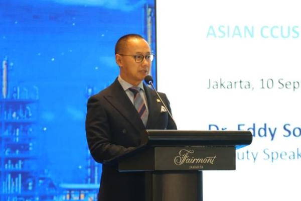 Wakil Ketua MPR RI dari Fraksi PAN, Eddy Soeparno menyampaikan sambutan pembuka (opening speech) pada acara The 5th Asia CCUS Network Forum yang digelar di Fairmont Hotel, Jakarta, Rabu (Foto: Humas MPR) 
