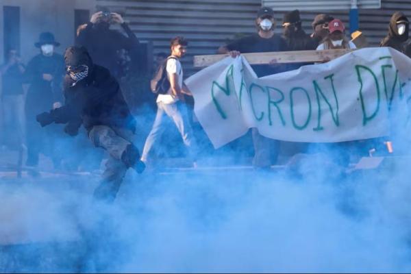 Seorang demonstran menendang tabung gas air mata saat orang-orang berkumpul untuk memblokir lalu lintas sepanjang hari di seluruh negeri, Prancis, 10 September 2025. REUTERS 