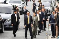 Thaksin Datangi Pengadilan dengan Mercedes, Pulang dengan Tangan Diborgol