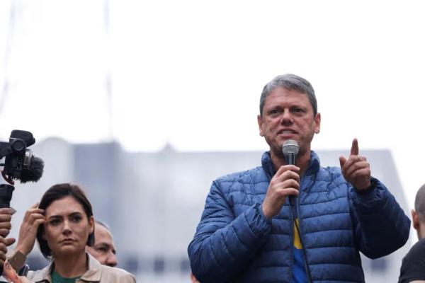 Gubernur Sao Paulo Tarcisio de Freitas berpidato sementara Michelle Bolsonaro, istri mantan Presiden Brasil Jair Bolsonaro, berdiri di dekatnya, di Sao Paulo, Brasil, 7 September 2025. REUTERS 