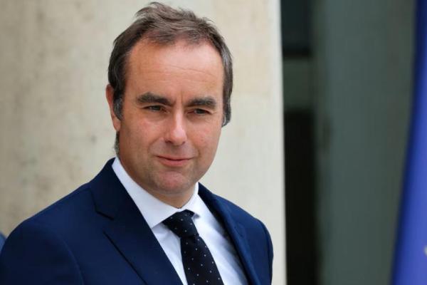 Menteri Pertahanan Prancis Sebastien Lecornu meninggalkan kantor setelah rapat kabinet di Istana Elysee di Paris, Prancis, 3 September 2025. REUTERS 