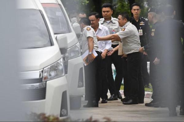 Mantan Perdana Menteri Thailand Thaksin Shinawatra dikawal oleh petugas pemasyarakatan di Bangkok, Thailand, 9 September 2025. REUTERS 