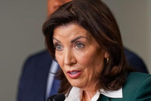 Gubernur New York Kathy Hochul mengadakan konferensi pers memperkenalkan program untuk merekrut dan mempekerjakan pegawai federal yang diberhentikan, di New York, AS, 3 Maret 2025. REUTERS 