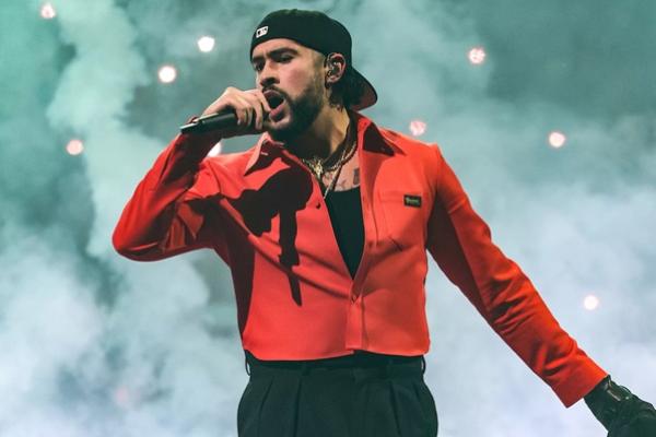 Bad Bunny Didapuk Jadi Penampil Utama Halftime Show Super Bowl 2026. (FOTO: WIRE IMAGE) 