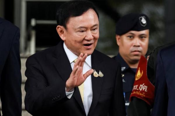 Mantan Perdana Menteri Thailand Thaksin Shinawatra saat meninggalkan kantor, di Bangkok, Thailand, 22 Agustus 2025. REUTERS 