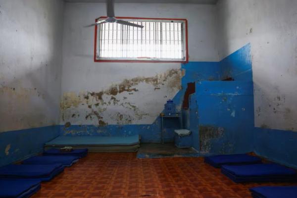 Sebuah pemandangan menunjukkan sel dengan toilet, tempat para narapidana tidur, di dalam penjara pusat Klong Prem, di Bangkok, Thailand, 1 Agustus 2024. REUTERS 