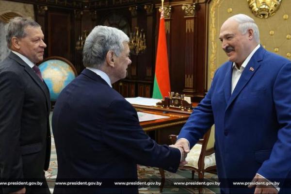 Presiden Belarus Alexander Lukashenko menyapa John Coale, perwakilan Presiden AS Donald Trump, dalam sebuah pertemuan di Minsk, Belarus, 11 September 2025. Handout via REUTERS 