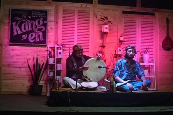 Kentrung, seni pertunjukan tradisional khas Jepara yang meramu unsur sastra tutur atau mendongeng dengan iringan musik rebana (Foto: Humas MPR) 