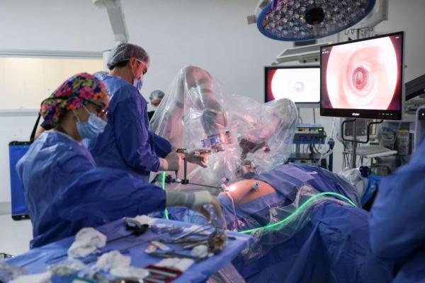 Ricardo Funke, kepala bedah di Clinica Las Condes, melepas kamera otonom berpemandu kecerdasan buatan setelah menyelesaikan operasi pengangkatan kantong empedu sendirian, di Santiago, Chili, 8 September 2025. REUTERS 