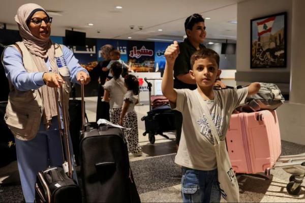 Seorang anak yang kehilangan lengannya saat tiba di Bandara Internasional Beirut-Rafic Hariri untuk perawatan medis, di Beirut, Lebanon, 2 September 2025. REUTERS 