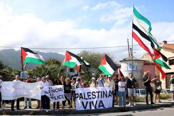 Para pengunjuk rasa membentangkan spanduk dan bendera Palestina selama etape ke-13 balap sepeda Vuelra Spanyol, 5 September 2025. (FOTO: REUTERS) 