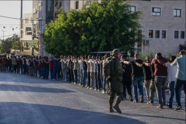 Tentara Israel menangkap pria-pria Palestina secara acak dalam penggerebekan menyusul laporan ledakan kendaraan militer Israel di dekat pos pemeriksaan di sebelah barat Tulkarem di Tepi Barat yang diduduki pada 11 September 2025. (FOTO: REUTERS) 