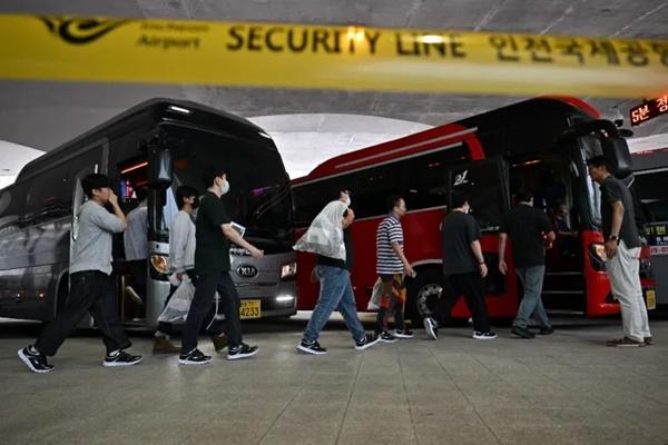 Para pekerja Korea Selatan tiba di Bandara Internasional Incheon di Incheon pada 12 September 2025 setelah ditahan dalam penggerebekan imigrasi AS di pabrik Hyundai-LG di Ellabell, Georgia. (FOTO: AFP) 