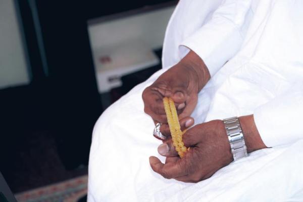 Ilustrasi seseorang sedang membaca tasbih usai salat fardhu (Foto: Unsplash/ Baqeer Gashua) 